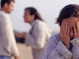爸妈吵架儿女吃瓜视频,儿女成“吃瓜群众”，爸妈吵架视频走红网络