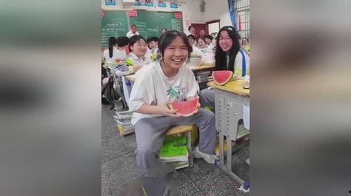 埋头吃瓜小女孩视频,萌娃埋头吃瓜萌态十足