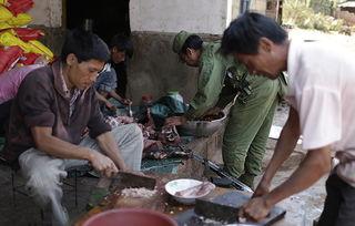 缅北村民吃瓜事件视频,一场引发热议的乡村奇观