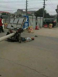 电线杆吃瓜视频,揭秘街头巷尾的趣味瞬间